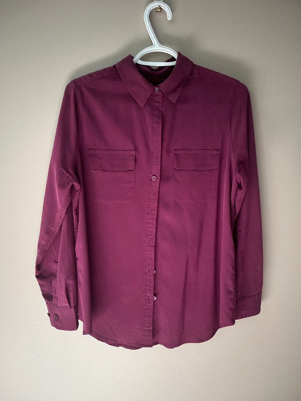 Lovely, raspberry Chico’s blouse with 2 front pockets. Size 0 ( equal to size 2)